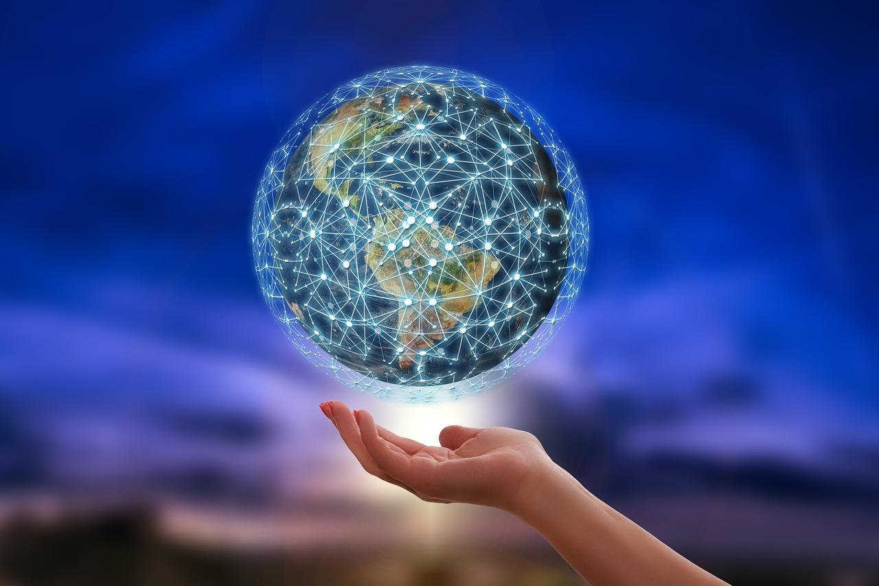 Un globo di reti luminose sopra una mano